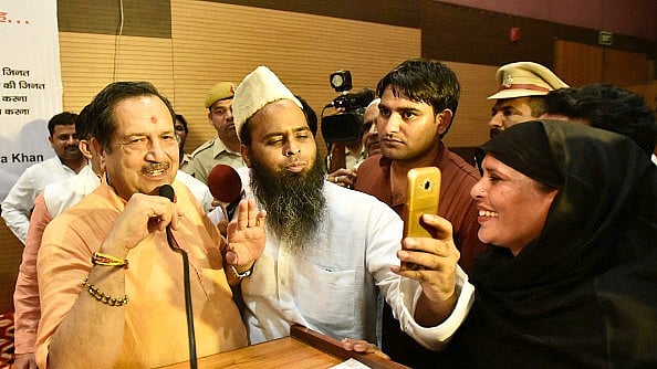 مسلم راشٹریہ منچ کے اراکین آر ایس ایس لیڈر اندریش کمار کے ساتھ (Getty Images)