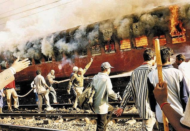 

گودھرا معاملہ: گجرات حکومت، ریلوے اور مرکز برابر کے ذمہ دار 