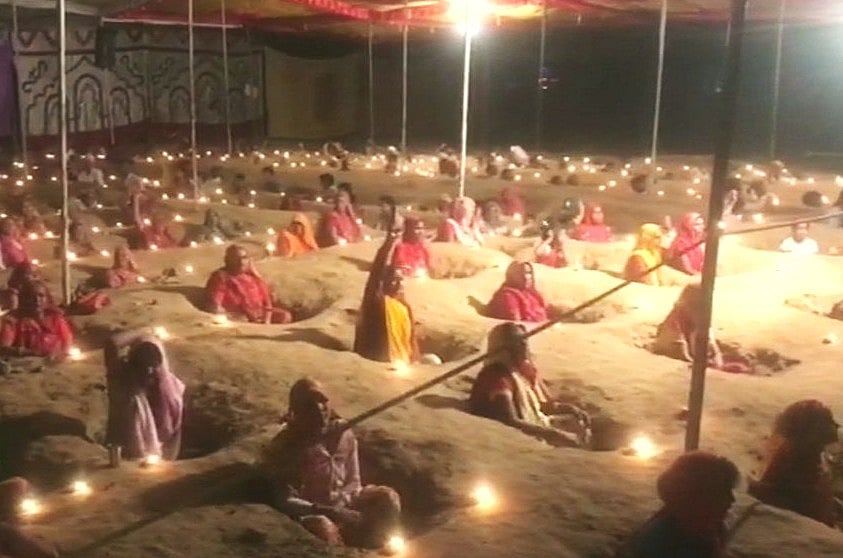 
















بی جے پی حکومت کے خلاف کسانوں کا دلچسپ مظاہرہ،
گڈھے میں منائی دیوالی