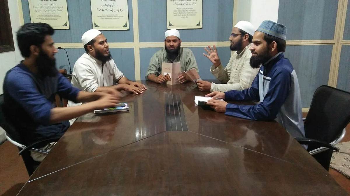 

پنچایت کے مسئلے پر علما ء کرام تبادلہ خیال کرتے ہوئے