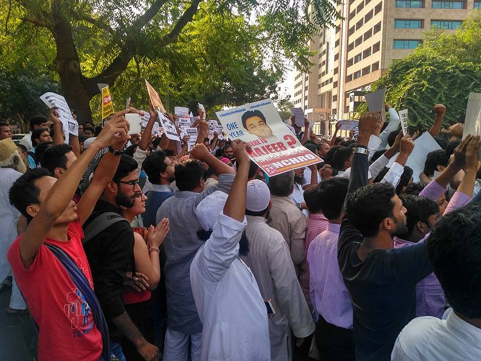 

نجیب  گمشدگی کا ایک سال مکمل، سی بی آئی ہیڈ کوارٹر پر مظاہرہ