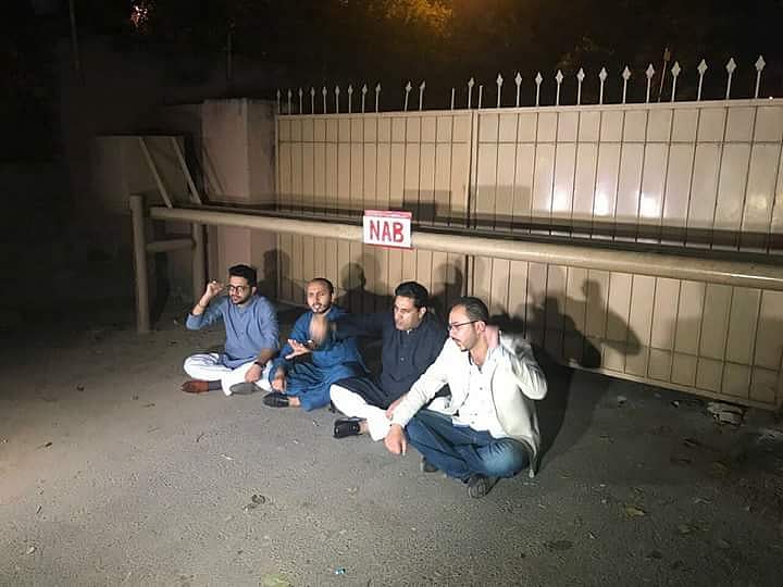 

کیپٹن صفدر کی گرفتاری کے بعد احتجاج کرتے ن لیگ کارکنان