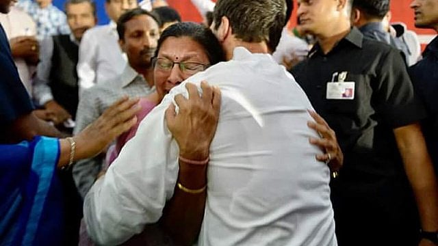 راہل نے گجرات حکومت سے پریشان ٹیچرکو گلے لگایا