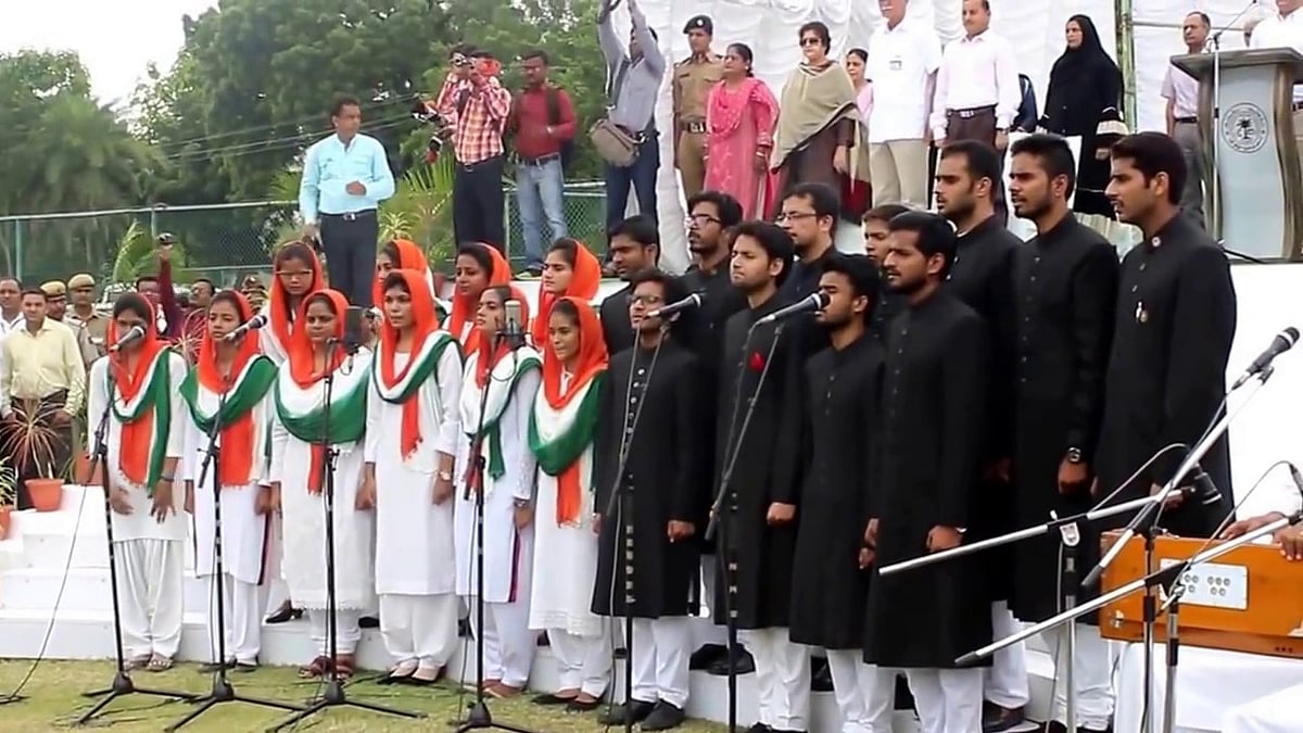 اے ایم یو کے طلبہ و طالبات ایک ساتھ مل کر قومی ترانہ گاتے ہوئے/تصویر قومی آواز