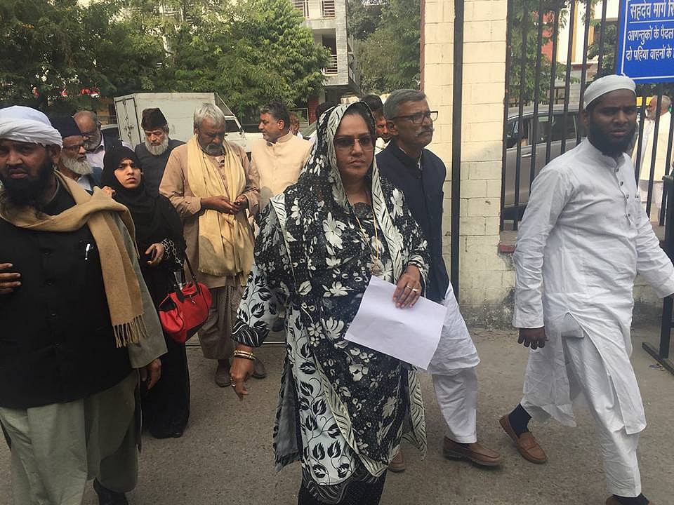 راجستھان کی وزیر اعلیٰ سے ملاقات کے لئے جاتے  کانگریس کی رہنما زاہدہ خان اوروفد کےارکان