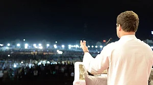 اسے روپے کا ٹوٹنا نہیں ’برباد ہو جانا‘ کہیں گے: راہل گاندھی
