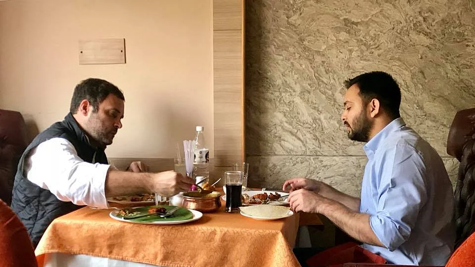 تصویر تیجسوی یادو کے ٹوئٹر اکاؤنٹ سے لی گئی ہے