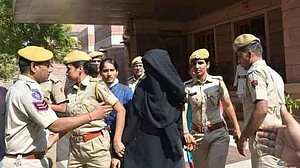 مبینہ لو جہاد: عدالت نے لڑکی کو شوہر کے ساتھ جانے کی اجازت دی