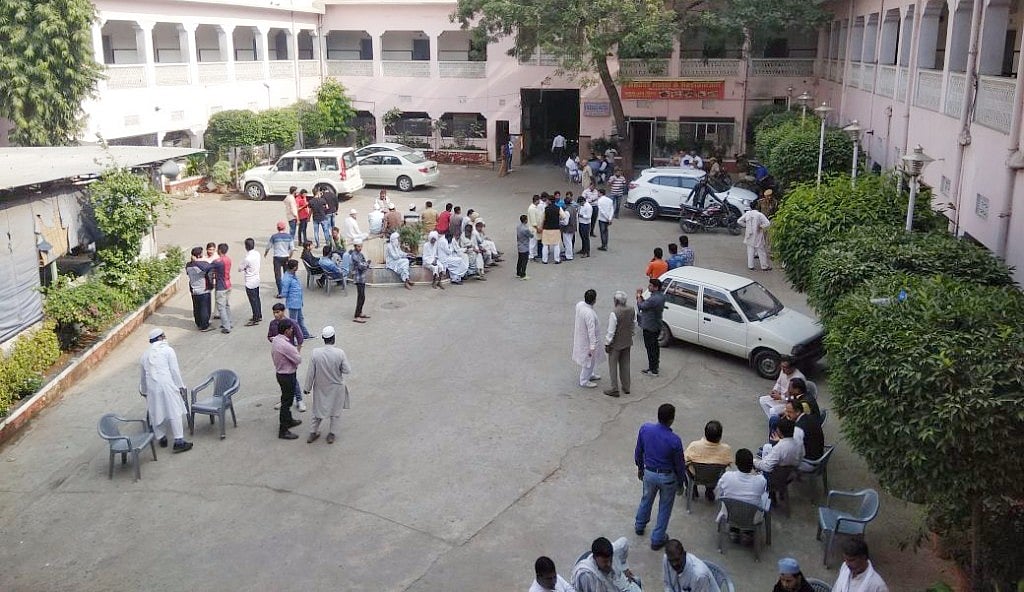 جے پور کے مسلم مسافر خانے میں حکمت عملی کو  تیار کرتے متاثرین خاندان کے افراد و دیگر معزز افراد