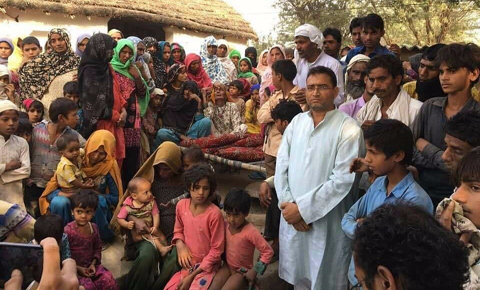 عمر خان کے اہل خانہ  سے ملاقات کرتے کانگریس کے اقلیتی شعبہ کے ضلع صدر جمشید خان