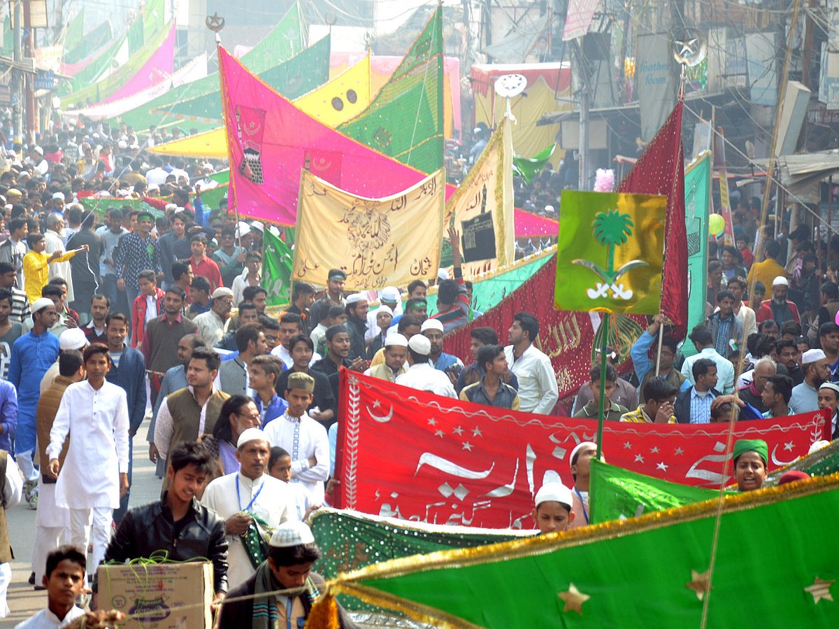 لکھنؤ میں عید میلاد النبی ﷺ کے موقع پر جلوس نکالتے عقیدت مندگان