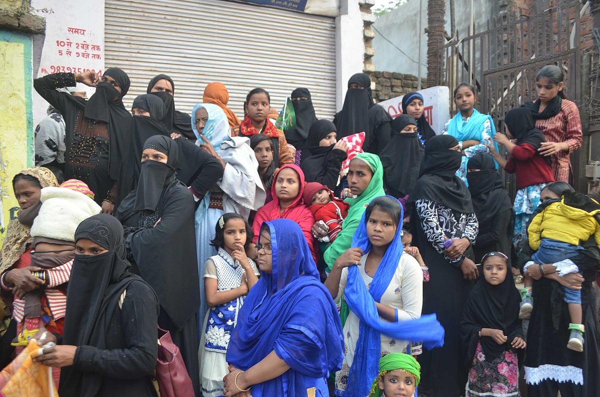مرزا پور میں عید میلاد النبی ﷺ کے جلوس کو دیکھتی خواتین