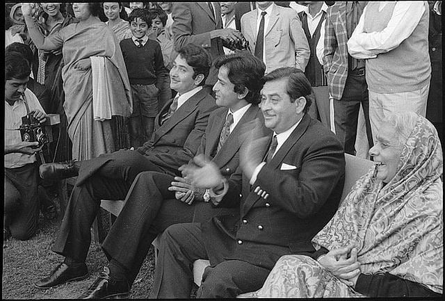یہ تصویر دہلی میں 20 نومبر 1971 کو لی گئی تھی. موقع تھا فلم ‘کل، آج اور کل’ کی ریلیز کا۔ تصویر میں ششی کپور کے دائیں ہیں ان کے بھائی راج کپور اور بائیں ہیں بھتیجے رندھیر کپور