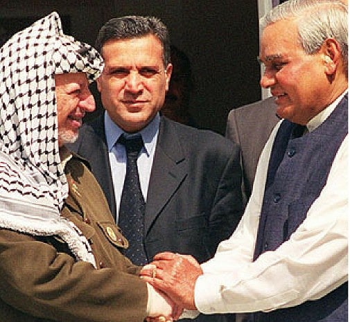 فلسطین کہیں پیچھے چھوٹ گیا!