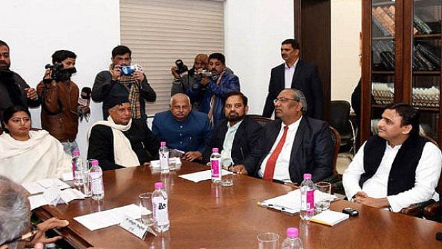 اکھلیش نے بھی اٹھائےEVM پرسوال، کل جماعتی میٹنگ میں متحدہ حکمت عملی پر زور