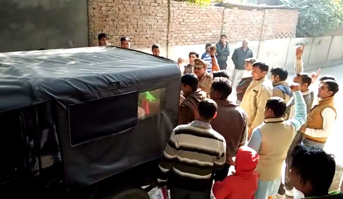 لو جہاد کے نام پر یوپی میں غنڈہ گردی، کورٹ میں لڑکے اور اس کے بھائی کی پٹائی