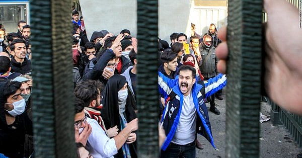 ایران: مظاہروں میں اب تک 22 ہلاک، 100 گرفتار