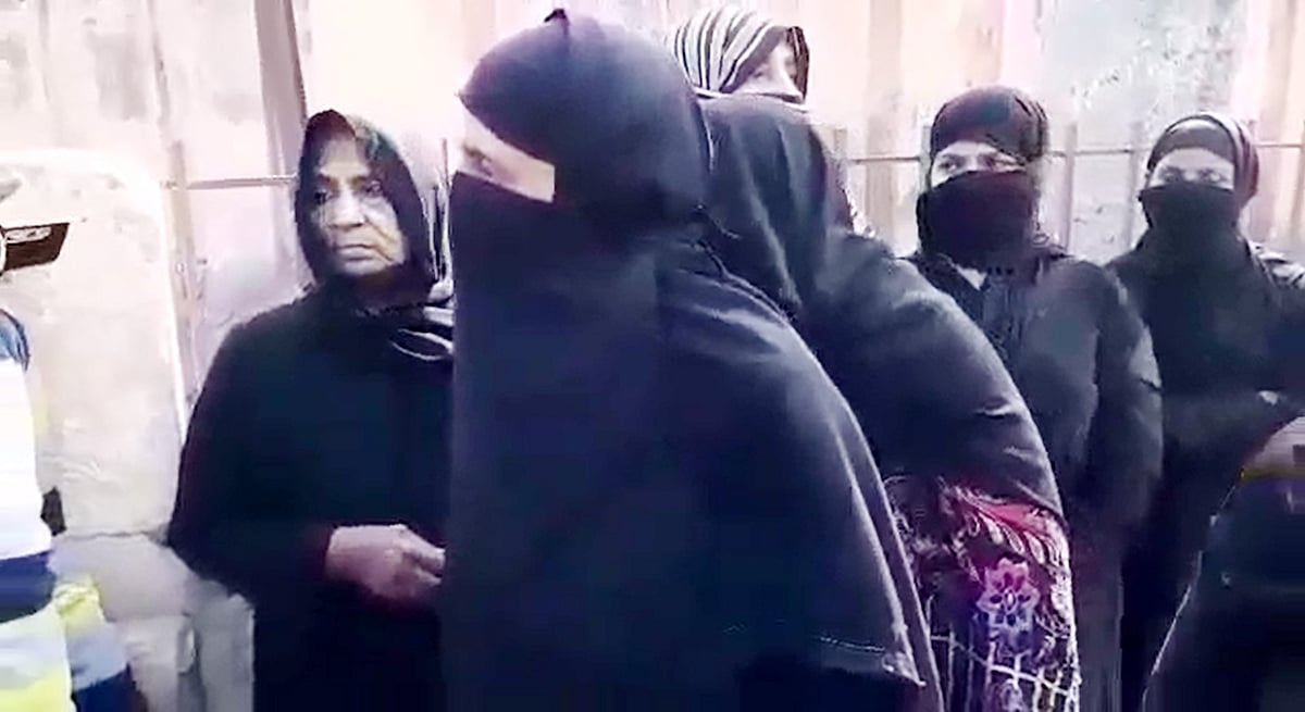 طلاق ثلاثہ کے خلاف مسلم خواتین کا ہنگامہ، لالچ دینا بی جے پی کو مہنگا پڑا