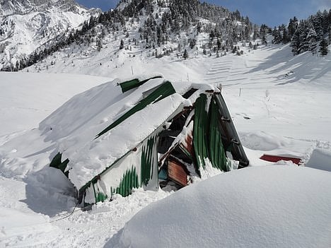 کشمیر میں برف کے تودے گرنے سے بیکن آفیسر سمیت چار افراد ہلاک