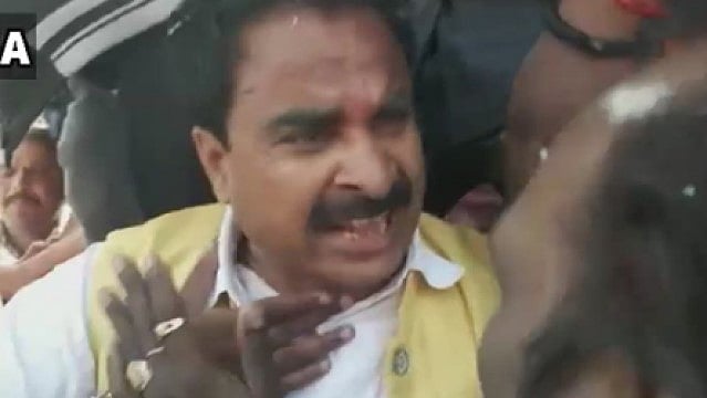ویڈیو: بی جے پی ایم پی اور ایم ایل اے میں مارپیٹ اور گالی گلوج!