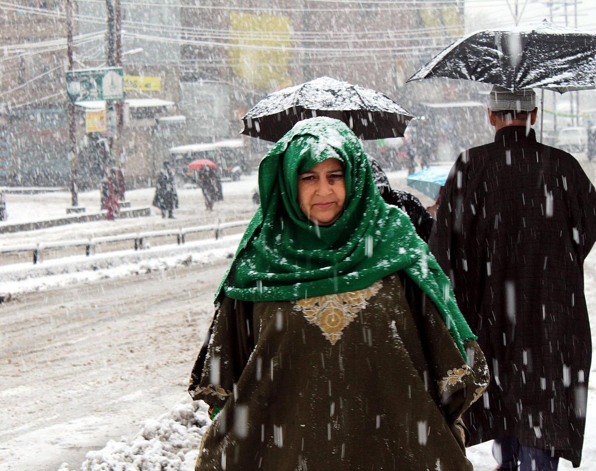 کشمیر میں موسم سرما کی پہلی بھاری برف باری