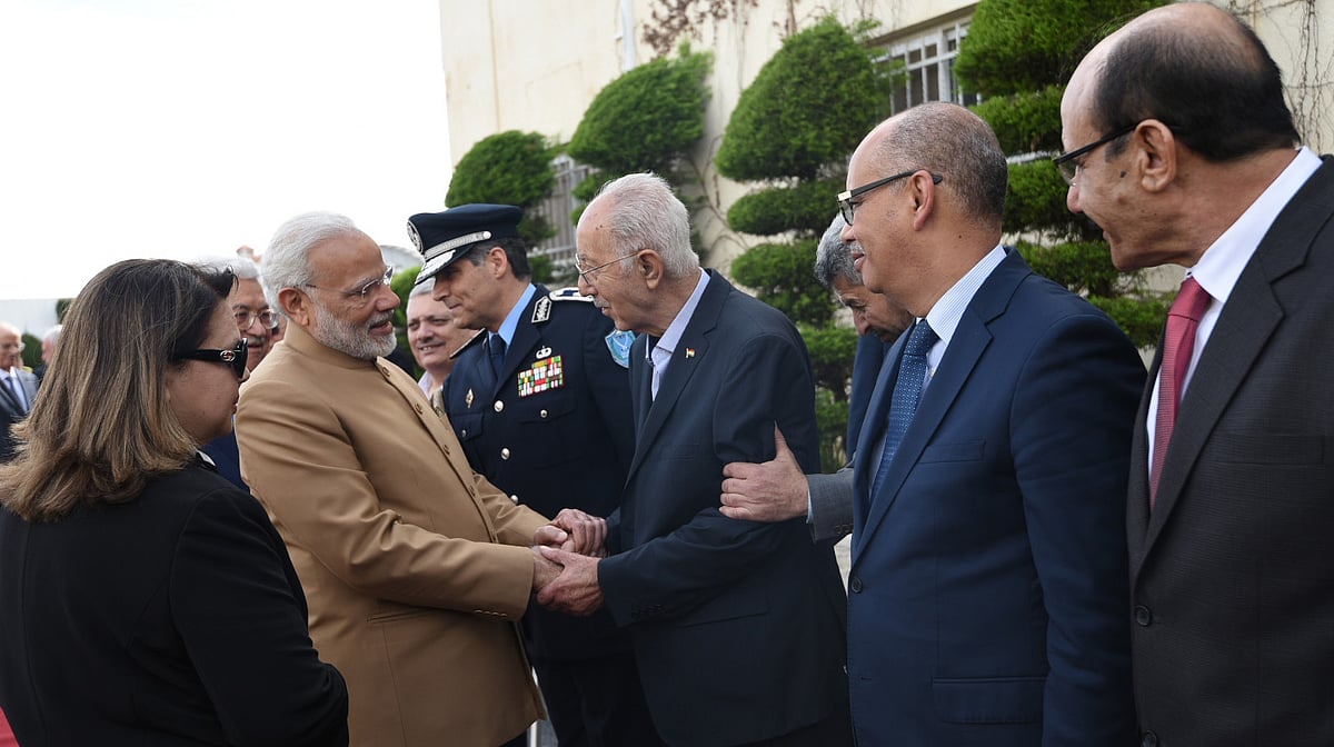 فلسطینی افسران اور رہنما وزیر اعظم نریندر مودی کا استقبال کرتے ہوئے۔