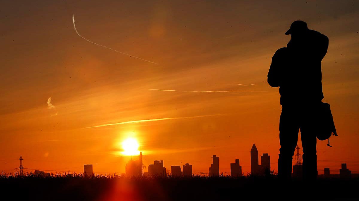 غزل: سورج تمام رات یہاں ڈوبتا نہیں...بشیر بدر