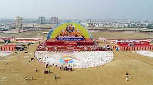 سنگھ کے پروگرام میں محب وطن کی نگاہیں ترنگا تلاشتی رہ گئیں