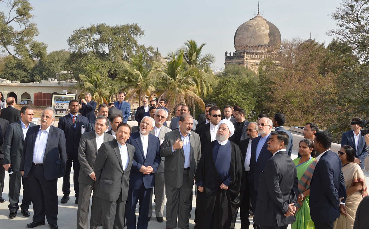 حیدرآباد کے قطب شاہی مقبرے کا دورے کرتے ایرانی صدر حسن روحانی