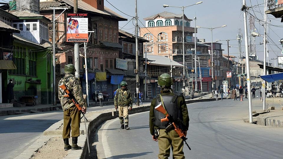 کشمیر: فورسزاور ملی ٹینٹوں میں جھڑپ، ایک ملی ٹینٹ اور 3 او جی ڈبلیوز ہلاک