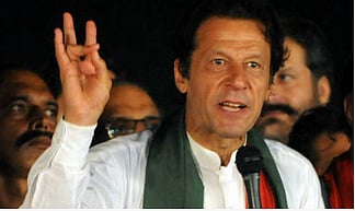 پاکستان: اب عمران خان پر جوتا پھینکا گیا