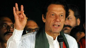 پاکستان: اب عمران خان پر جوتا پھینکا گیا
