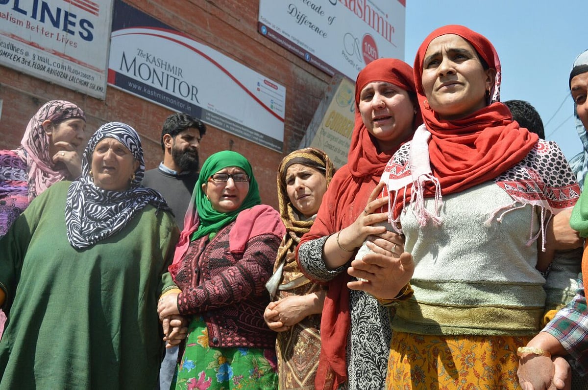 کشمیر: ماں کی  پکار سن کر نوجوان تشدد کے راستے سے گھر لوٹا