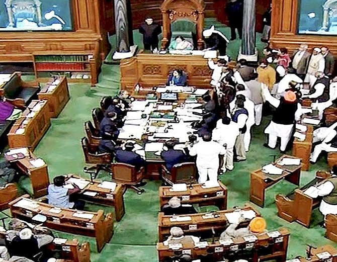 تحریک عدم اعتماد پر وبال، ہنگامہ کے بعد لوک سبھا معطل
