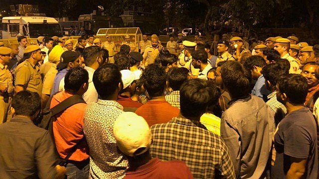 جے این یو اساتذہ اور طلبا پر دہلی پولس کی بربریت