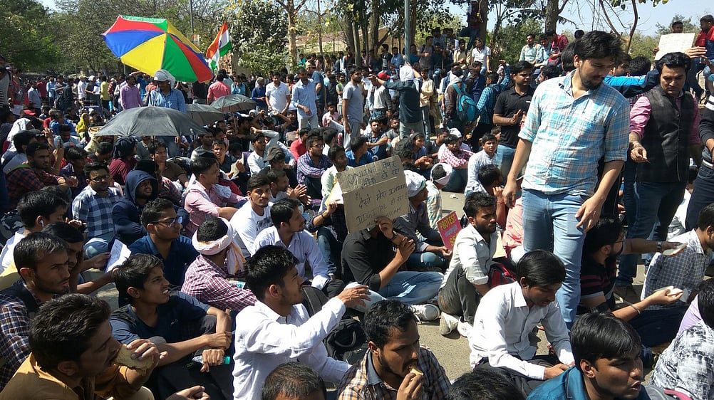 ایس ایس سی گھوٹالہ: بے روزگاروں کا احتجاج  ملک بھر میں پھیلا 