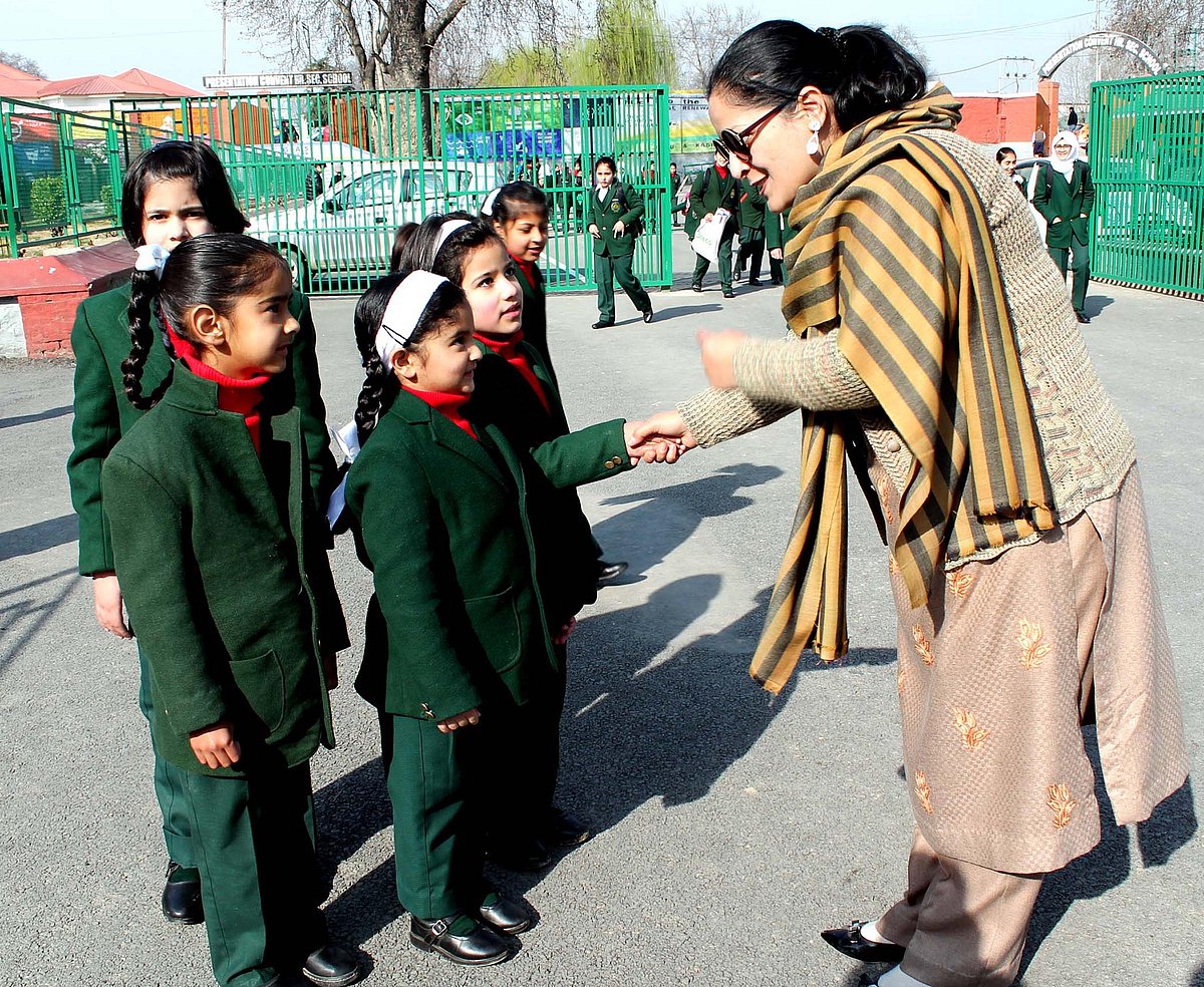 ’جنّت ‘ کے اسکول ننہے منے بچوں سے پھر گلزار