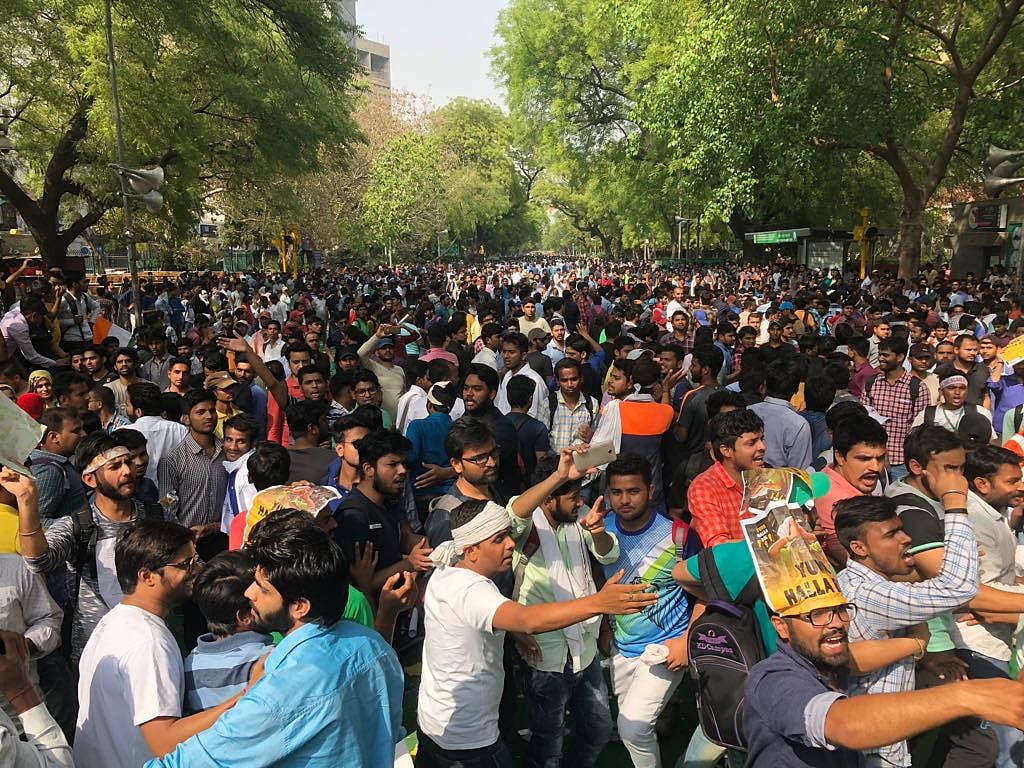 ایس ایس سی گھوٹالہ LIVE: احتجاج کر رہے طلباء پر لاٹھی چارج