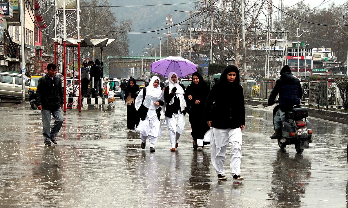 برف باری اور بارشوں کے سبب وادی کشمیر سردی کی لپیٹ میں