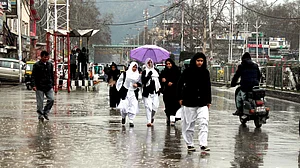 برف باری اور بارشوں کے سبب وادی کشمیر سردی کی لپیٹ میں