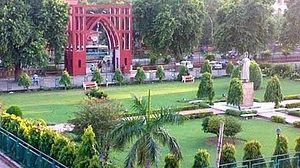 جامعہ کا اقلیتی کردار: یونیورسٹی کا کوئی وکیل عدالت کیوں نہیں گیا؟