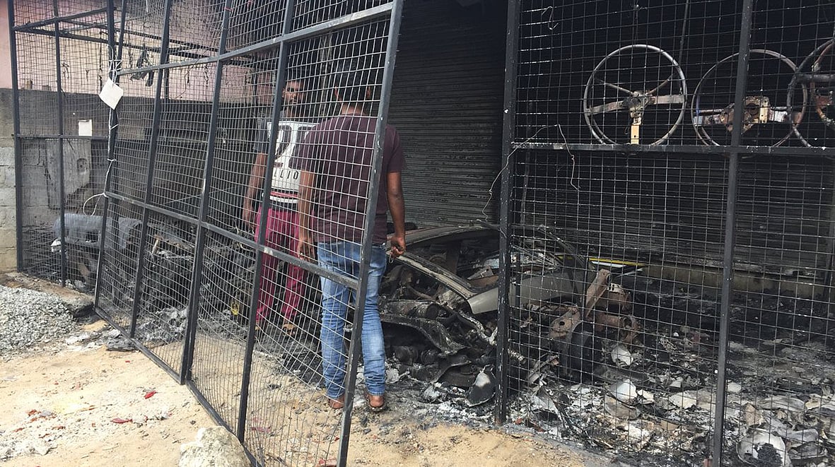 سری لنکا: بندوقوں کے سایہ میں نماز جمعہ کی ادائیگی