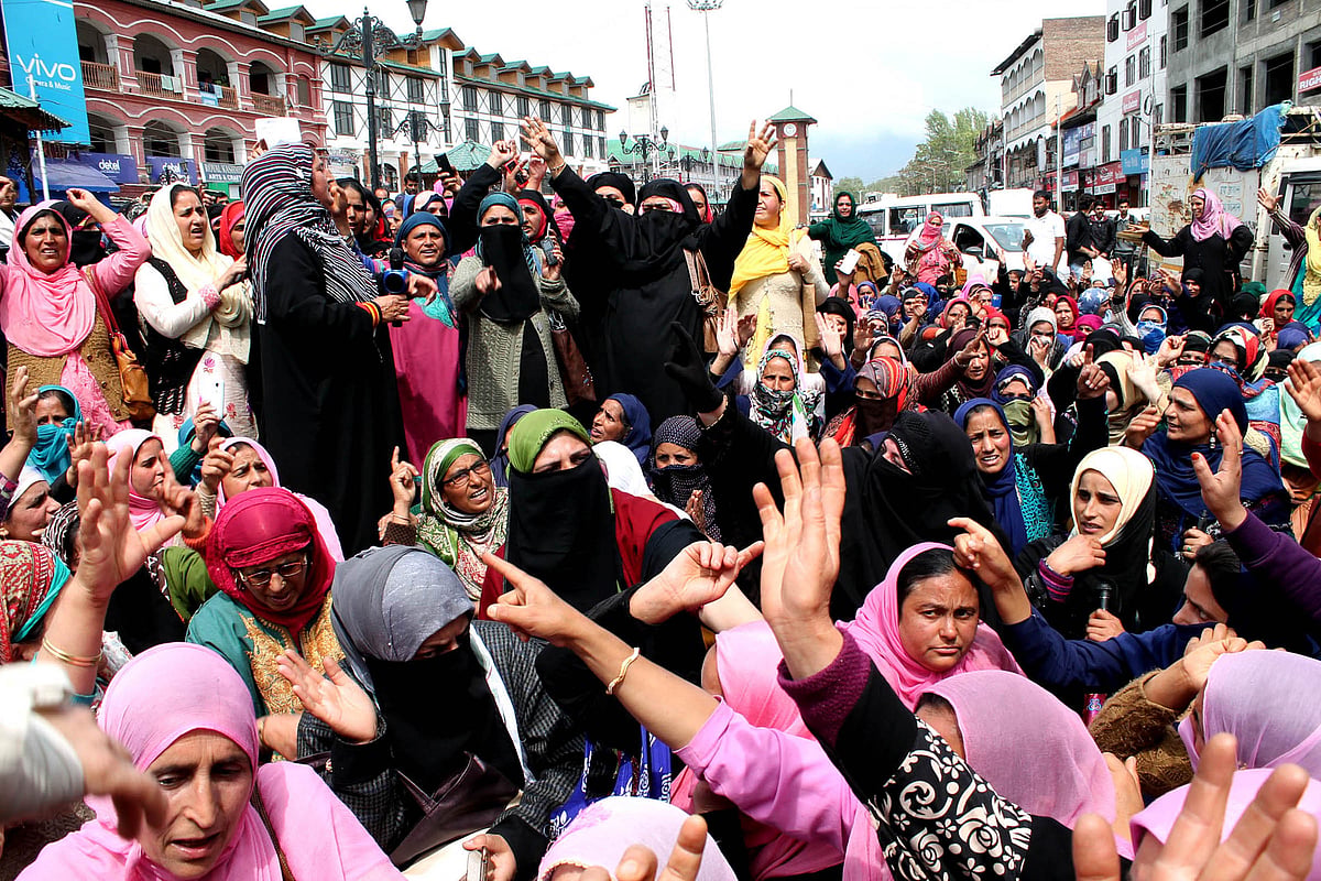 سری نگر میں کٹھوعہ معاملہ کے ملزمان کو سخت سزا دینے کا مطالبہ کرتی آنگن باڑی کارکن، تصویر یو این آئی