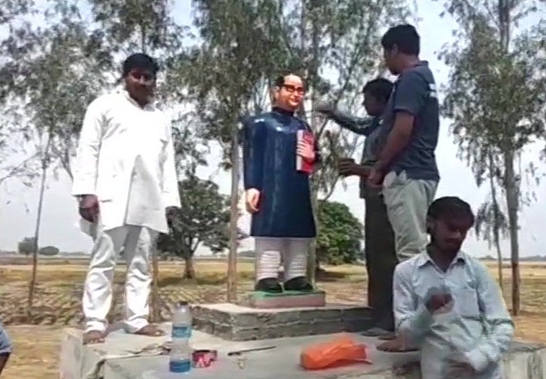  بی ایس پی نے امبیڈکر کو بی جے پی کے بھگوا سے چھڑا  کر اپنے رنگ میں رنگا 