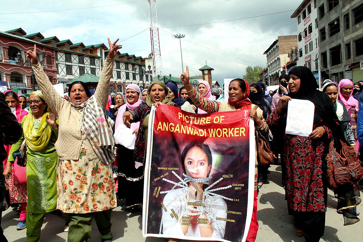 سری نگر میں کٹھوعہ معاملہ کے ملزمان کو سخت سزا دینے کا مطالبہ کرتی آنگن باڑی کارکن، تصویر یو این آئی