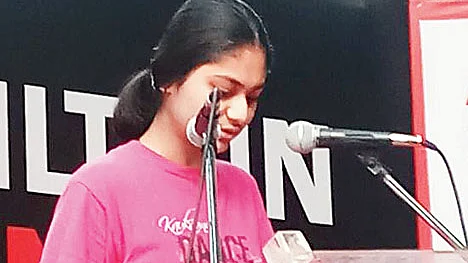 پندرہ سالہ پاکھی جین مظاہرہ میں اپنے خیالات کا اظہار کرتے ہوئے