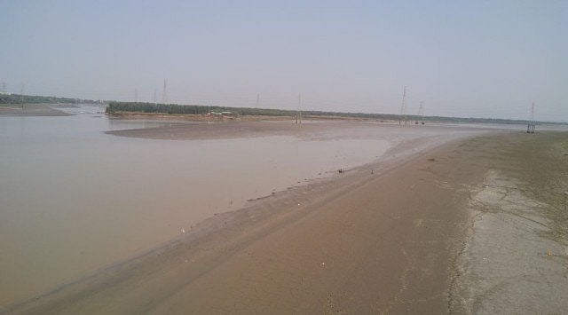 صنعتوں کو فائدہ پہنچانے کے لیے گجرات حکومت خشک نرمدا ندی پر پشتہ بنائے گی!