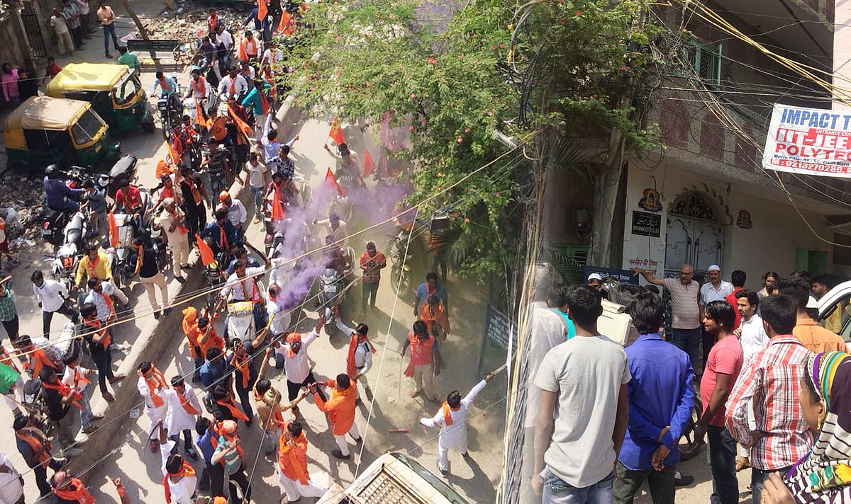 دہلی میں بھی تشدد کی آگ بھڑکانے کی کوشش، مسجد کے باہر اشتعال انگیز نعرے 