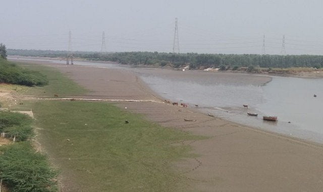 صنعتوں کو فائدہ پہنچانے کے لیے گجرات حکومت خشک نرمدا ندی پر پشتہ بنائے گی!