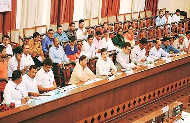 ’اُپواس‘ کے دوران بی جے پی ممبران اسمبلی اسنیکس کھاتے رہے، کہا ’غلطی سے کھا لیا‘